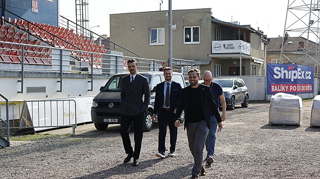 Na stav stadionu a z&aacute;zem&iacute; ShipEx Areny upozornili na společn&eacute; tiskov&eacute; konferenci z&aacute;stupci obou brněnsk&yacute;ch druholigov&yacute;ch klubů zleva gener&aacute;ln&iacute; ředitel Zbrojovky Jan Myn&aacute;ř, gener&aacute;ln&iacute; ředitel Artisu Petr Kuba a tiskov&iacute; mluvč&iacute; Tom&aacute;&scaron; &Scaron;usta a Ondřej Tomek.