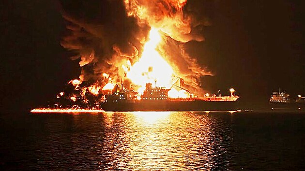 Írán zaminoval oblast Hormuzu a ostřeluje lodě v Perském zálivu, na snímku hoří tanker poblíž irácké Basry. (11. března 2026)