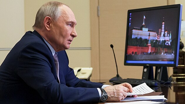 Ruský prezident Vladimir Putin se účastní setkání vládního kabinetu ze své rezidence v Novo-Ogarjovu v Moskevské oblasti. (18. března 2026)