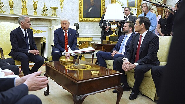 Americký prezident Donald Trump s kanadským premiérem Markem Carneym v Bílém domě (6. května 2025)