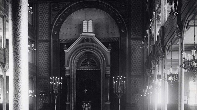 První novodobá brněnská synagoga byla postavena v novorománském stylu mezi lety 1853 až 1855 na nároží dnešních ulic Spálené a Přízovy. Šlo o volně stojící třípodlažní stavbu, jež byla v roce 1886 rozšířena na východní straně. Ze 17. na 18. března 1939 budovu vypálili nacisté a krátce poté byla zbořena. Na snímku interiér synagogy.
