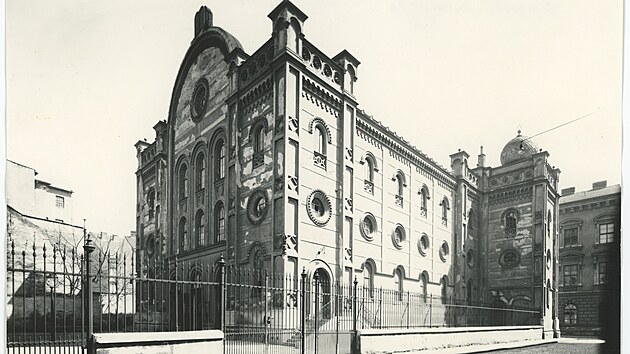 První novodobá brněnská synagoga byla postavena v novorománském stylu mezi lety 1853 až 1855 na nároží dnešních ulic Spálené a Přízovy. Šlo o volně stojící třípodlažní stavbu, jež byla v roce 1886 rozšířena na východní straně. Ze 17. na 18. března 1939 budovu vypálili nacisté a krátce poté byla zbořena.