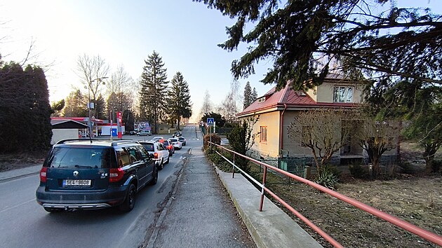 Město Hlinsko kvůli m&iacute;stu pro novou okružn&iacute; křižovatku vykoupilo za necel&yacute;ch &scaron;est milionů korun rodinn&yacute; dům (vpravo), kter&yacute; ček&aacute; demolice. (6. března 2026)