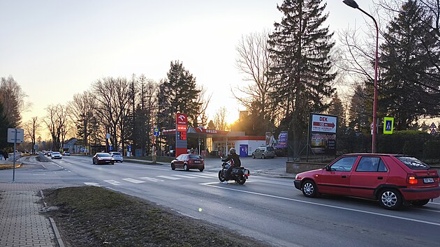 Frekventovan&aacute; křižovatka na v&yacute;padovce na Poličku patř&iacute; k nejrizikověj&scaron;&iacute;m m&iacute;stům v Hlinsku. Auta na silnici I/34 komplikovaně naj&iacute;žděj&iacute; od s&iacute;dli&scaron;tě i nov&eacute; z&aacute;stavby na Drachtin&aacute;ch. Rizikov&yacute; je tak&eacute; přechod pro chodce nebo vjezd k čerpac&iacute; stanici. (6. března 2026)