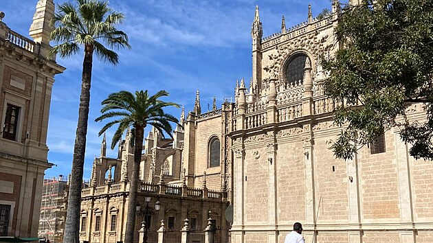 Giralda, zvonice katedrály Panny Marie v Seville, dnes dosahuje 104 metrů, což jí činí nejvyšší katedrálou v Andalusii.