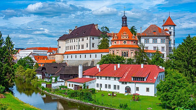 Zámecký komplex v Jindřichově Hradci je třetí největší u nás, předčí ho jen areály Pražského hradu a hradu a zámku v Českém Krumlově.
