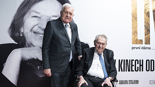 B&yacute;val&iacute; če&scaron;t&iacute; prezidenti V&aacute;clav Klaus (vlevo) a Milo&scaron; Zeman (vpravo) na slavnostn&iacute; premi&eacute;ře dokument&aacute;rn&iacute;ho filmu L&iacute;via zachycuj&iacute;c&iacute; život b&yacute;val&eacute; prvn&iacute; d&aacute;my L&iacute;vie Klausov&eacute;. (12. března 2026)
