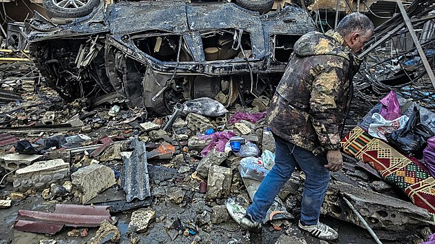 Muž prochází kolem trosek na místě, kde v noci proběhly izraelské letecké údery v jižních předměstích Bejrútu. (16. března 2026)