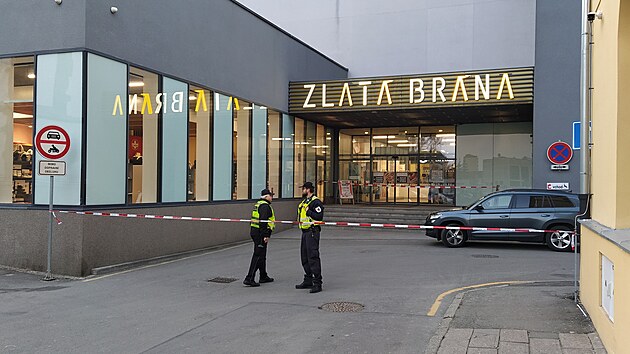 U prostějovského nákupního centra Zlatá Brána došlo k potyčce dvou lidí, jeden na následky utrpěných zranění na místě zemřel.