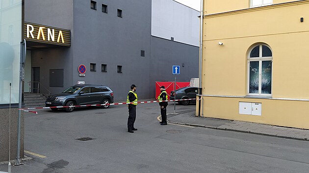 U prostějovského nákupního centra Zlatá Brána došlo k potyčce dvou lidí, jeden na následky utrpěných zranění na místě zemřel.