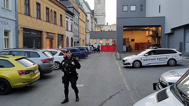 U prostějovského nákupního centra Zlatá Brána došlo k potyčce dvou lidí, jeden na následky utrpěných zranění na místě zemřel.