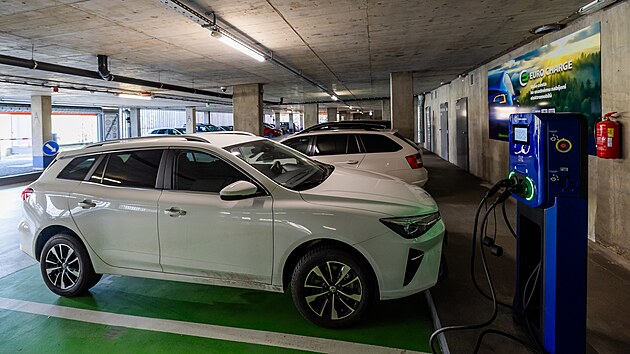 Veřejné nabíjení elektromobilů v Hradci Králové je kromě obchodních center možné třeba v parkovacím domě Jana Gayera v centru města.