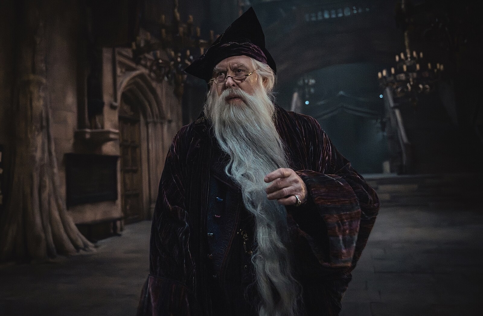 John Lithgow jako Albus Brumbál v seriálu Harry Potter a Kámen mudrců