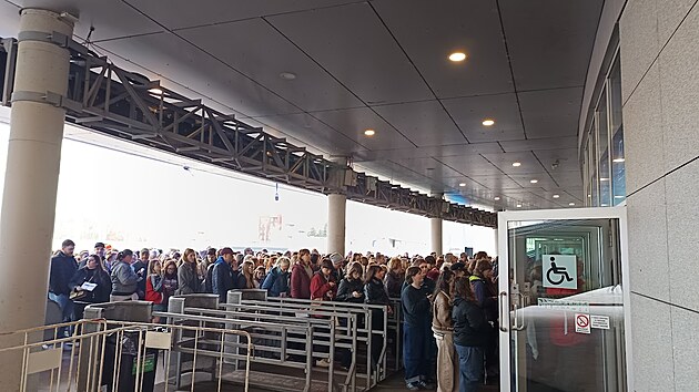 Fronty návštěvníků O2 areny v první soutěžní den krasobruslařského mistrovství světa. (25. března 2026)