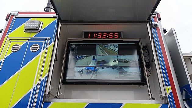 U O2 areny hlídkuje také speciální policejní kamion. (25. března 2026)