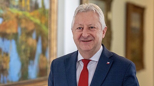 Ministr obrany Jaromír Zůna přichází na jednání vlády. (23. března 2026)