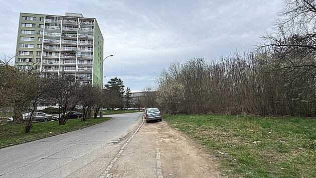 Pražského sídliště, kde poblíž došlo k tragické vraždě dítěte. (25. března 2026)