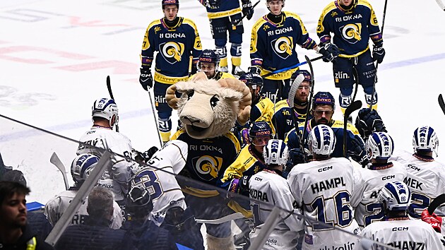 Čtvrtý zápas semifinále hokejové Maxa ligy mezi Zlínem a Kolínem se po provokacích hráčů Kolína vyhrotil. Do šarvátky se zapojil i domácí maskot. Stav série je nerozhodný 2:2. (březen 2026)