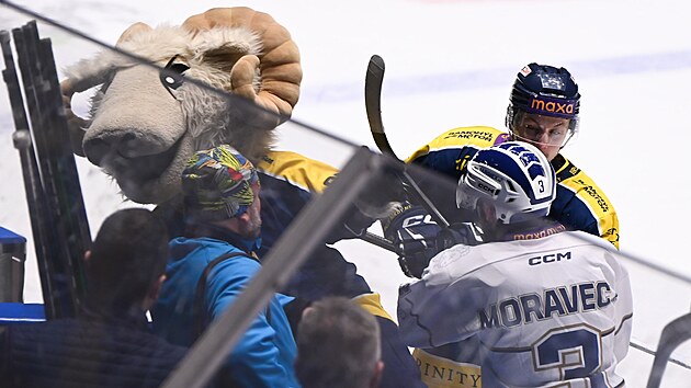 Čtvrtý zápas semifinále hokejové Maxa ligy mezi Zlínem a Kolínem se po provokacích hráčů Kolína vyhrotil. Do šarvátky se zapojil i domácí maskot. Stav série je nerozhodný 2:2. (březen 2026)