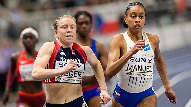 Lurdes Gloria Manuel (vpravo) a Henriette Jaegerová během finálového závodu na 400 metrů na halovém MS v Toruni