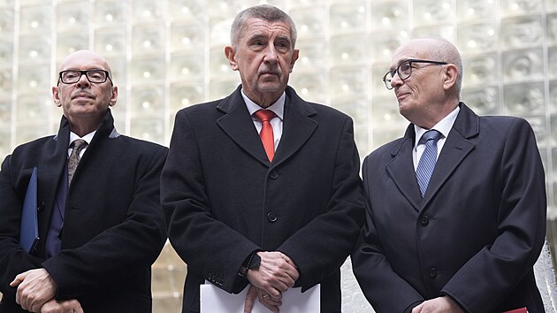 Národní divadlo (ND) v Praze zahajuje generální rekonstrukci Nové scény. Vyklizenou budovu si před předáním staveniště za doprovodu generálního ředitele ND Jana Buriana přišel prohlédnout předseda vlády Andrej Babiš a ministr kultury Oto Klempíř. (24. března 2026)