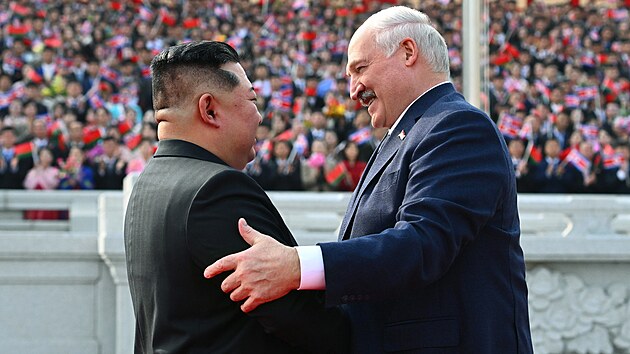 Běloruský vůdce Alexandr Lukašenko se při návštěvě Severní Koreje mimo jiné setkal se severokorejským vůdcem Kim Čong-unem. (25. března 2026)
