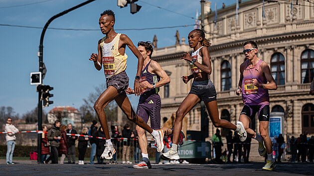 Běžci zaplnili centrum hlavního města, v Praze se konal půlmaraton.