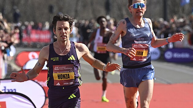 Jan Friš dobíhá do cíle Pražského půlmaratonu.