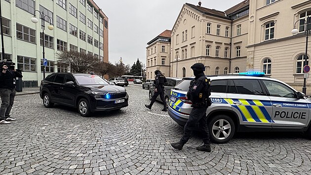Policie dopadla čtvrtého podezřelého z útoku v Pardubicích, je ve vazbě. (28. března 2026)