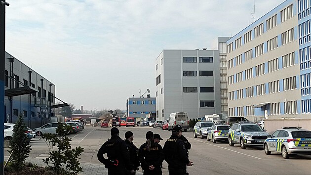V průmyslové zóně v Pardubicích hořela nad ránem skladovací hala, ze které se požár rozšířil na sousední administrativní budovu. (20. března 2026)