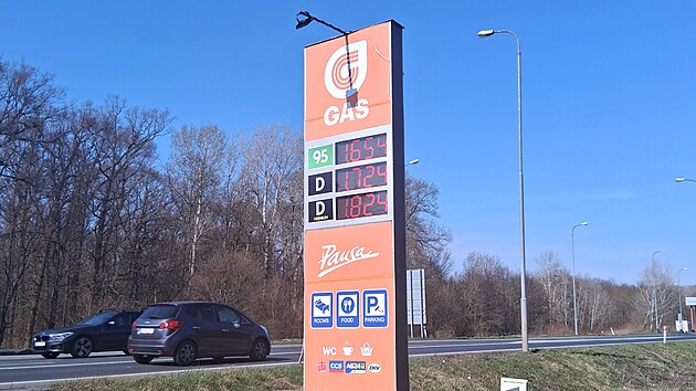 Na slovenských čerpacích stanicích se musí mít řidiči se zahraniční poznávací značkou na pozoru. Za naftu zaplatí více.