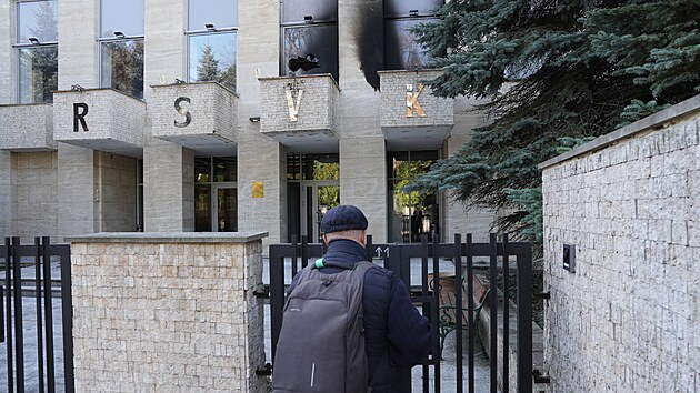Na budovu Ruského střediska vědy a kultury v pražské Bubenči hodil někdo zápalné lahve. (27. března 2026)