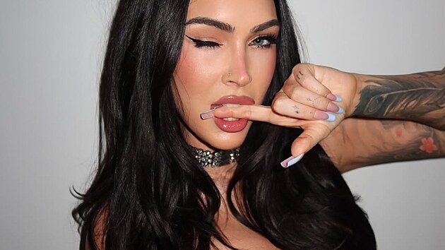 Herečka a modelka Megan Foxová slaví návrat na Instagram mnoha sexy fotkami. (březen 2026)
