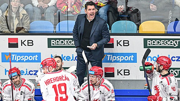 Třineck&yacute; kouč Boris Žabka sleduje p&aacute;t&eacute; čtvrtfin&aacute;lov&eacute; utk&aacute;n&iacute; s Hradcem.