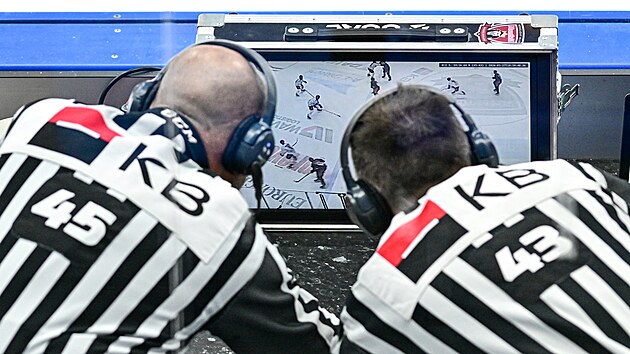Rozhodč&iacute; zkoumaj&iacute; g&oacute;lovou situaci v utk&aacute;n&iacute; Hradce Kr&aacute;lov&eacute; s Třincem.