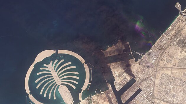 Satelitní snímek ukazuje hořící kotviště v Dubaji. (1. března 2026)