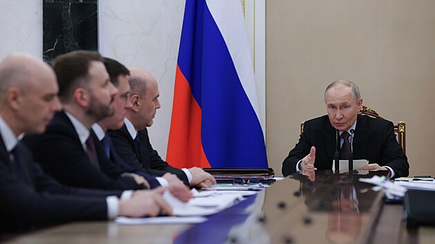 Ruský prezident Vladimir Putin na ekonomické poradě v Kremlu (23. března 2026)