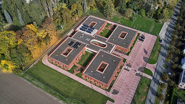 Místo jednoho velkého zařízení tu fungují čtyři menší domácnosti, kde se lidé setkávají u společných kuchyní a ve vnitřních zahradách.