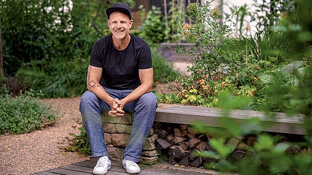 Zahrady vám prý změní duši, což potvrzuje i Karel Čapek v knížce Zahradníkův rok. „Tvůj poměr k věcem se změnil. Prší-li, pravíš, že prší na zahrádku; svítí-li slunce, nesvítí jen tak, nýbrž svítí na zahrádku; je-li noc, libuješ si, že si zahrádka odpočine...“