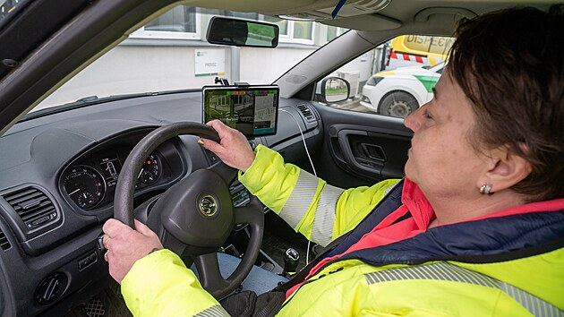 Technick&eacute; služby Zl&iacute;n kontroluj&iacute; ve speci&aacute;ln&iacute;m autě parkov&aacute;n&iacute; ve Zl&iacute;ně. (březen 2026)