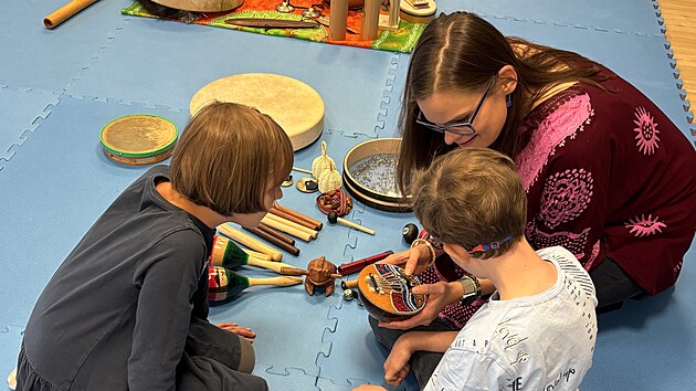 Hodiny muzikoterapie. Děti si při nich mohou vyzkou&scaron;et i m&eacute;ně obvykl&eacute; hudebn&iacute; n&aacute;stroje a rozv&iacute;jet smyslov&eacute; vn&iacute;m&aacute;n&iacute;. (30. března 2026)