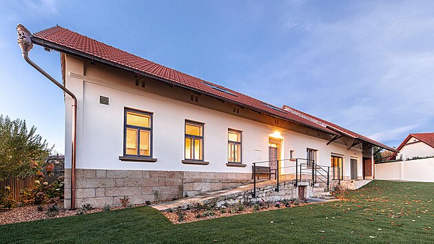 Malá vesnická hospoda, který bývala součástí domu, fungovala už v dobách Rakouska-Uherska a vydržela až do sametové revoluce.