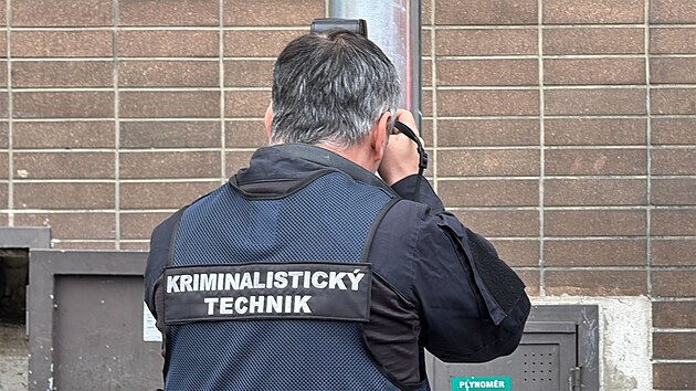 Hasiči a policie provádí ohledání místa požáru v ulici U Pernštejnských, kde zemřela pětačtyřicetiletá žena (30. března 2026)