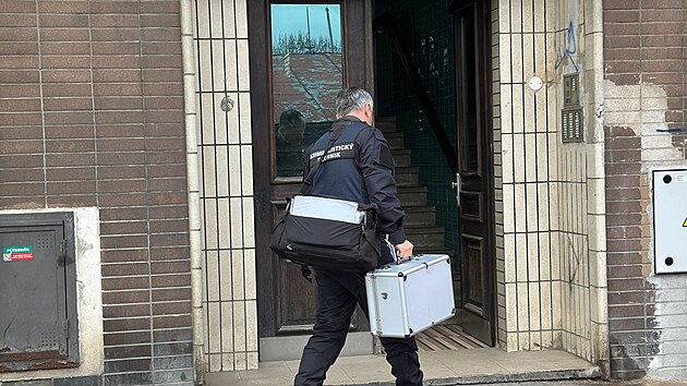 Hasiči a policie provádí ohledání místa požáru v ulici U Pernštejnských. Podle mluvčího policie pravděpodobnou příčinou může být technická závada. (30. března 2026)