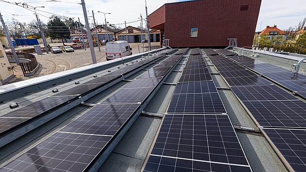 Fotovoltaick&eacute; panely na budov&aacute;ch renovovan&eacute;ho depa Kačerov (8. dubna 2026)