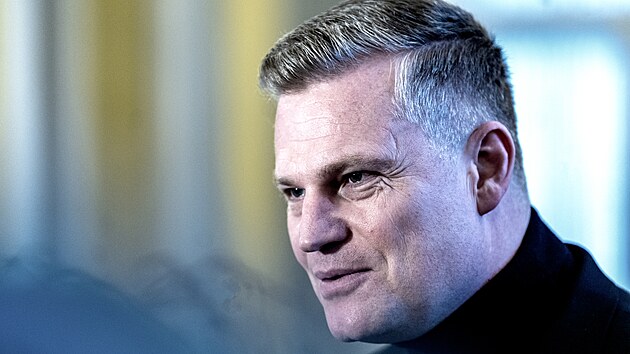 Vl&aacute;dn&iacute; zmocněnec Filip Turek přich&aacute;z&iacute; na dne&scaron;n&iacute; jedn&aacute;n&iacute; vl&aacute;dy, kde se rozhoduje o zastropov&aacute;n&iacute; marž&iacute; i sn&iacute;žen&iacute; spotřebn&iacute; daně u nafty a benzinu. (2. dubna 2026)