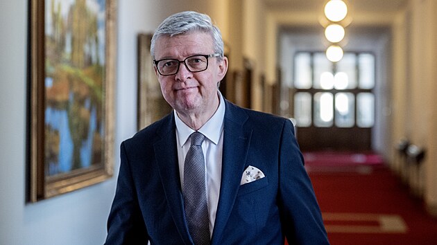 Ministr průmyslu a obchodu Karel Havl&iacute;ček přich&aacute;z&iacute; na dne&scaron;n&iacute; jedn&aacute;n&iacute; vl&aacute;dy, kde se rozhoduje o zastropov&aacute;n&iacute; marž&iacute; i sn&iacute;žen&iacute; spotřebn&iacute; daně u nafty a benzinu. (2. dubna 2026)
