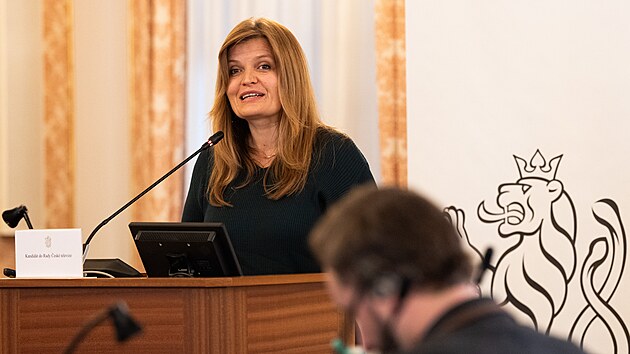 Politici zač&iacute;naj&iacute; vyb&iacute;rat, kdo m&aacute; b&yacute;t v Radě Česk&eacute; televize, v jej&iacute;ž pravomoci je jmenov&aacute;n&iacute; a odvol&aacute;n&iacute; gener&aacute;ln&iacute;ho ředitele a schvalov&aacute;n&iacute; rozpočtu. Na sn&iacute;mku kandid&aacute;tka Alice Němcov&aacute; Tejkalov&aacute;. (1. dubna 2026)