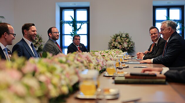 Americký viceprezident J. D. Vance a maďarský premiér Viktor Orban vystupují na tiskové konferenci v Budapešti. (7. dubna 2026)