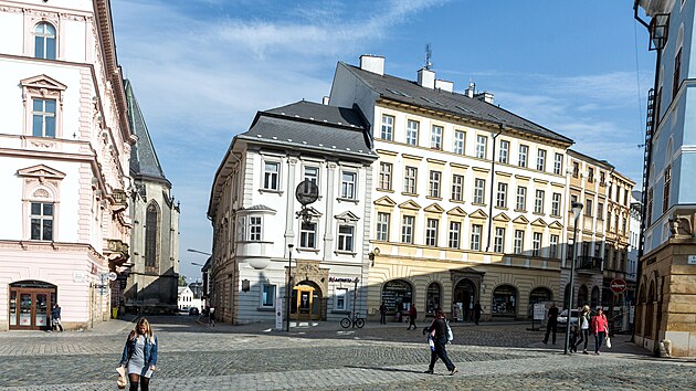 Pohled na Ostružnickou ulici v centru Olomouce. V roce 2026 se dočk&aacute; rekonstrukce.